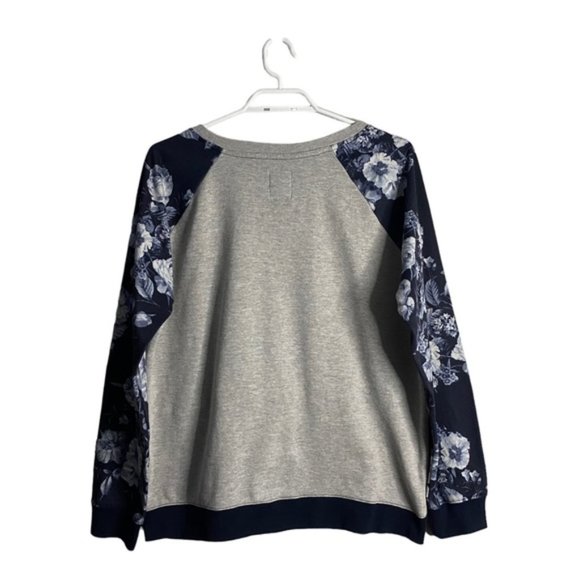 NBA Women's Cleveland Cavilers Gray Floral Crewneck Sweatshirt - Picture 7 of 8